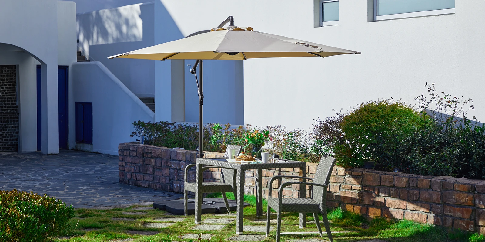 10ft Round Offset Hanging Umbrella at backyard