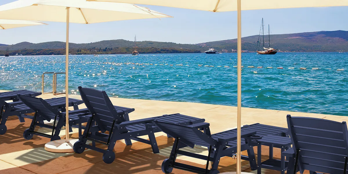 Casual Chaise with Wheel by the pool (2)